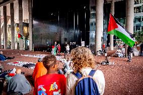 A Vigil In Front Of Foreign Ministry Against Starving Gaza - The Hague