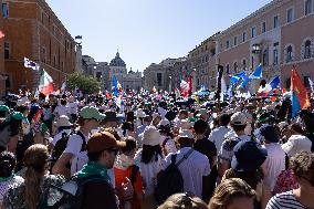 Rome, Young pilgrims await the Welcome Mass for the 2025 Youth Jubilee
