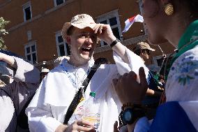Rome, Young pilgrims await the Welcome Mass for the 2025 Youth Jubilee