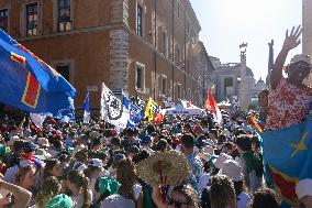 Rome, Young pilgrims await the Welcome Mass for the 2025 Youth Jubilee