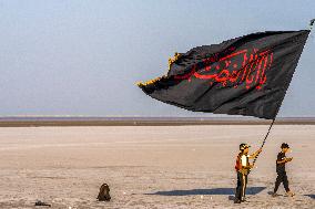 Pilgrims Begin Forty Day Trek to Karbala - Iraq