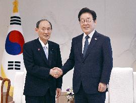 Ex-Japan PM meets S. Korea president