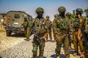 Tension Rises As Soldiers Disrupt Funeral - Palestine