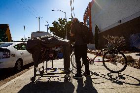 LA Mayor Oversees Homeless Camp Sweep - Los Angeles