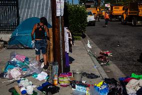 LA Mayor Oversees Homeless Camp Sweep - Los Angeles