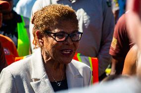 LA Mayor Oversees Homeless Camp Sweep - Los Angeles