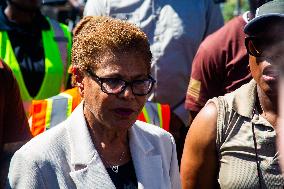 LA Mayor Oversees Homeless Camp Sweep - Los Angeles