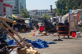 LA Mayor Oversees Homeless Camp Sweep - Los Angeles