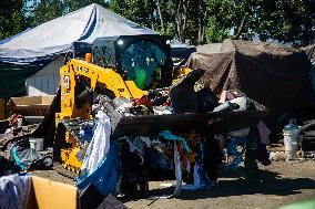 LA Mayor Oversees Homeless Camp Sweep - Los Angeles