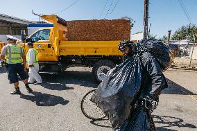 LA Mayor Oversees Homeless Camp Sweep - Los Angeles