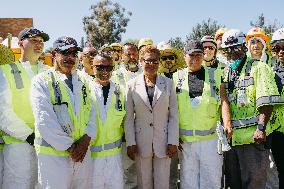LA Mayor Oversees Homeless Camp Sweep - Los Angeles