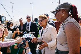 LA Mayor Oversees Homeless Camp Sweep - Los Angeles