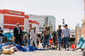 LA Mayor Oversees Homeless Camp Sweep - Los Angeles