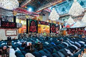 Pilgrims Gather for Sacred Friday - Iraq