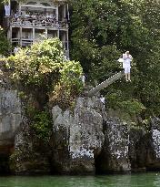 Lake-jumping religious ritual