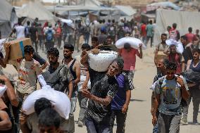 Palestinians Carry Humanitarian Aid - Gaza Strip