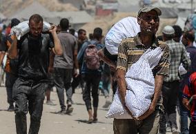Palestinians Carry Humanitarian Aid - Gaza Strip