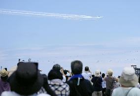 Blue Impulse aerobatic team flies over Toyama Pref.