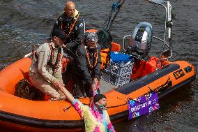 Activists Disrupt Booking Boat at Pride - Amsterdam