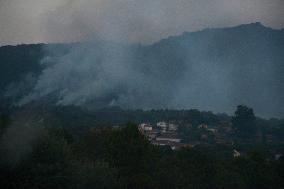 The forest fire in Vilardevós (Ourense) is still active.