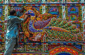 Artisans Preserve Legacy of Truck Painting - Pakistan