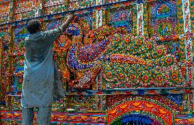 Artisans Preserve Legacy of Truck Painting - Pakistan