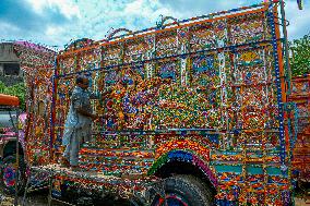 Artisans Preserve Legacy of Truck Painting - Pakistan