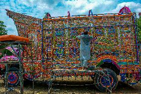 Artisans Preserve Legacy of Truck Painting - Pakistan