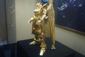 Gundam Golden Standing Statue