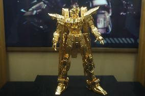 Gundam Golden Standing Statue