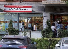 Unemployment in Spain Drops to 2.4 Million Lowest in 18 Years