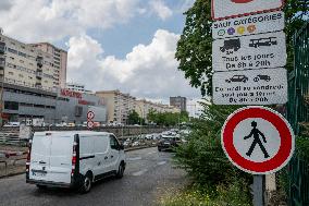 Illustration - Ring Road with ZFE Sign and Crit'Air Stickers - Paris