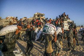 Chaos and Desperation at Gaza Aid Point - Palestine