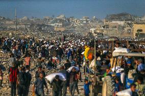 Chaos and Desperation at Gaza Aid Point - Palestine