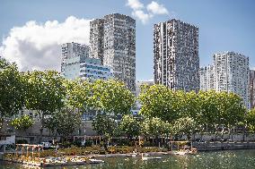 People are Swimming in the Seine - Paris