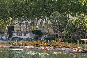 People are Swimming in the Seine - Paris