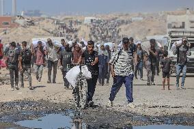 Gazans Flock to Aid Distribution Point - Gaza