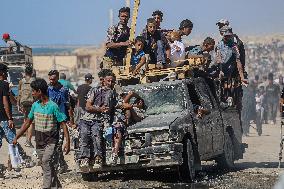 Gazans Flock to Aid Distribution Point - Gaza