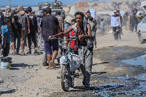 Gazans Flock to Aid Distribution Point - Gaza