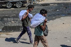 Gazans Flock to Aid Distribution Point - Gaza