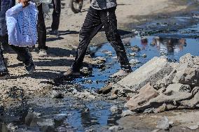 Gazans Flock to Aid Distribution Point - Gaza