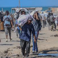 Gazans Flock to Aid Distribution Point - Gaza