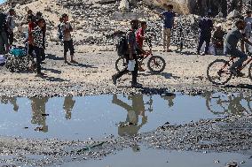 Gazans Flock to Aid Distribution Point - Gaza