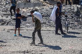 Gazans Flock to Aid Distribution Point - Gaza