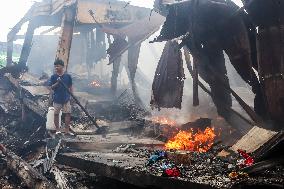 Huge Fire Hits Manila Slum - Philippines