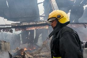 Huge Fire Hits Manila Slum - Philippines