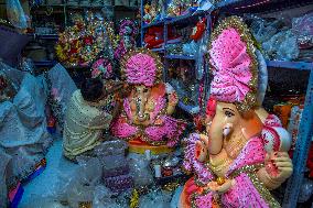 Kumartuli Sculptors Prepare for Festival Season - India