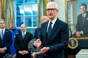 President Trump, Apple CEO Cook Announce Additional $100 Billion Investement in U.S.