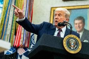 President Trump, Apple CEO Cook Announce Additional $100 Billion Investement in U.S.