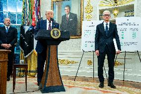 President Trump, Apple CEO Cook Announce Additional $100 Billion Investement in U.S.